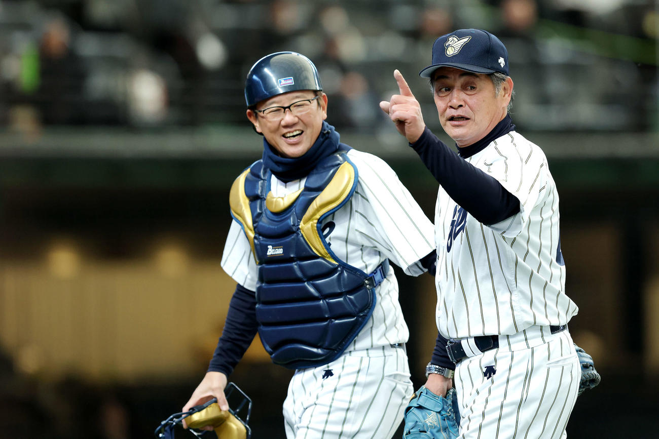 立川対名球会　1回表を抑え、ベンチに戻る名球会の古田氏（左）と工藤氏（撮影・河田真司）