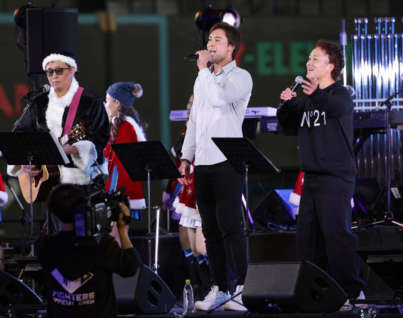 エスコンフィールド北海道で開催された音楽イベントで熱唱する左から岩本氏、日本ハム上原、奈良間（撮影・黒川智章）