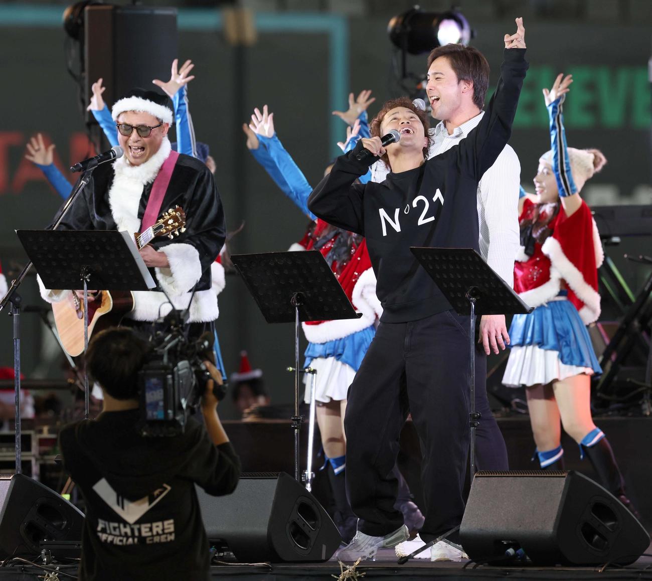 エスコンフィールド北海道で開催された音楽イベントで熱唱する左から岩本氏、日本ハム上原、奈良間（撮影・黒川智章）
