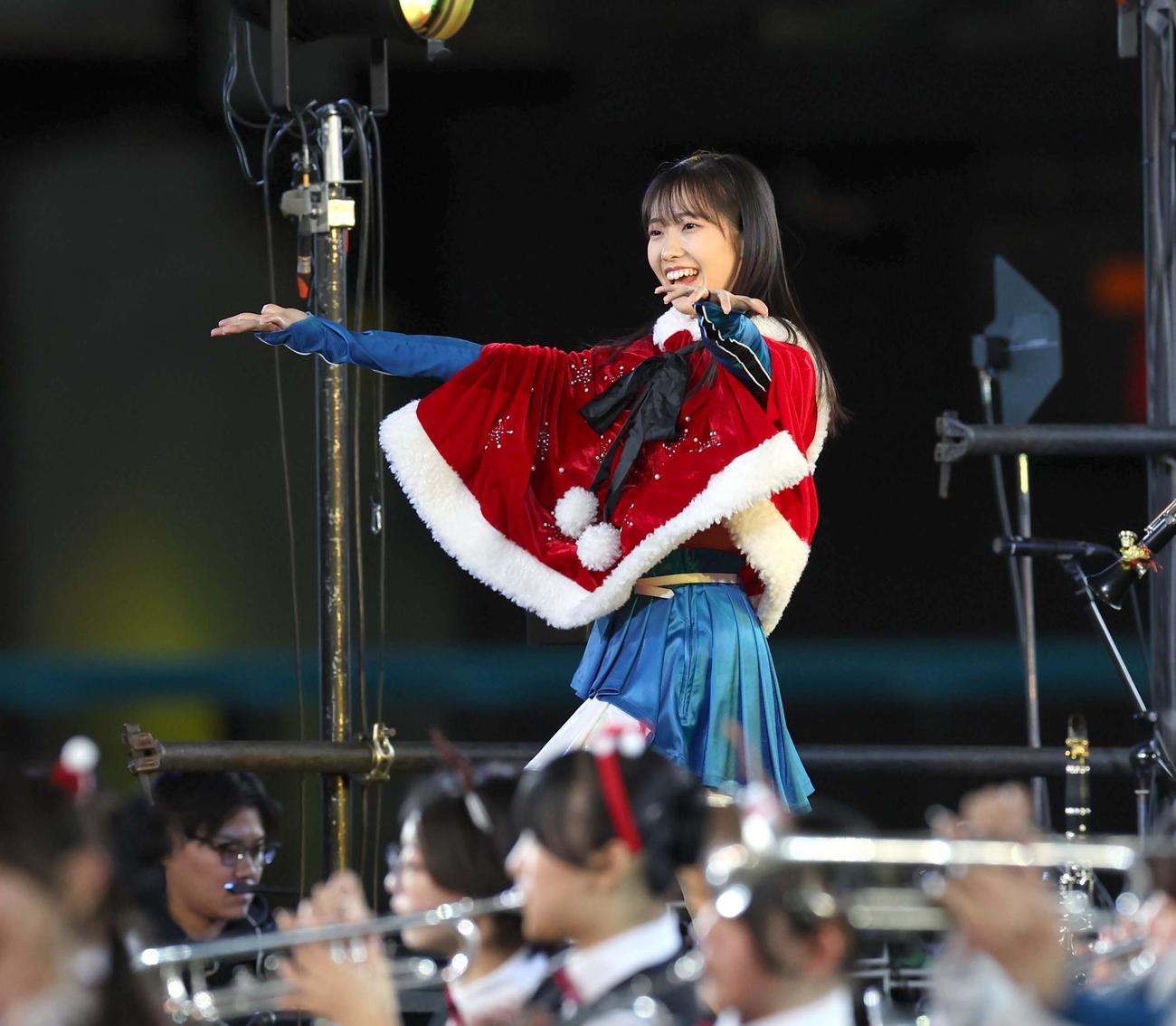 エスコンフィールド北海道で開催された音楽イベントでダンスを披露するファイターズガールの西崎（撮影・黒川智章）