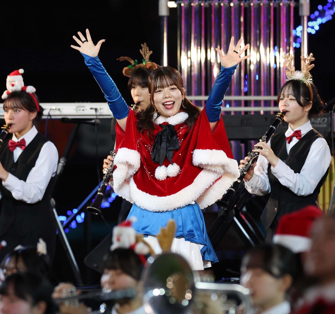 エスコンフィールド北海道で開催された音楽イベントでダンスを披露するファイターズガールの田中杏（撮影・黒川智章）