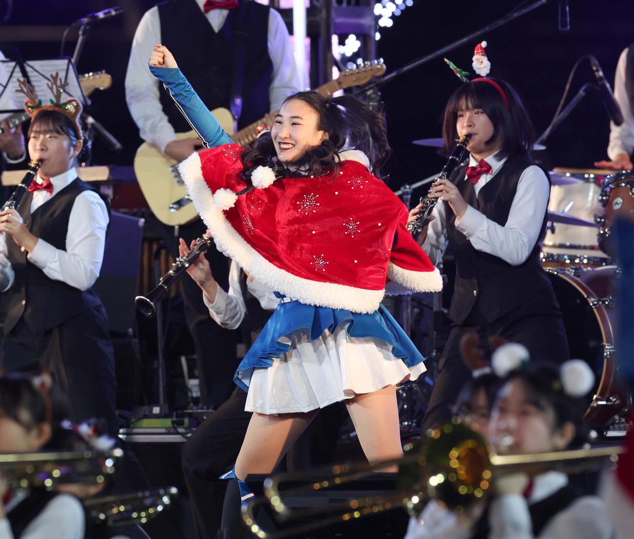 エスコンフィールド北海道で開催された音楽イベントでダンスを披露するファイターズガールの志堅原（撮影・黒川智章）