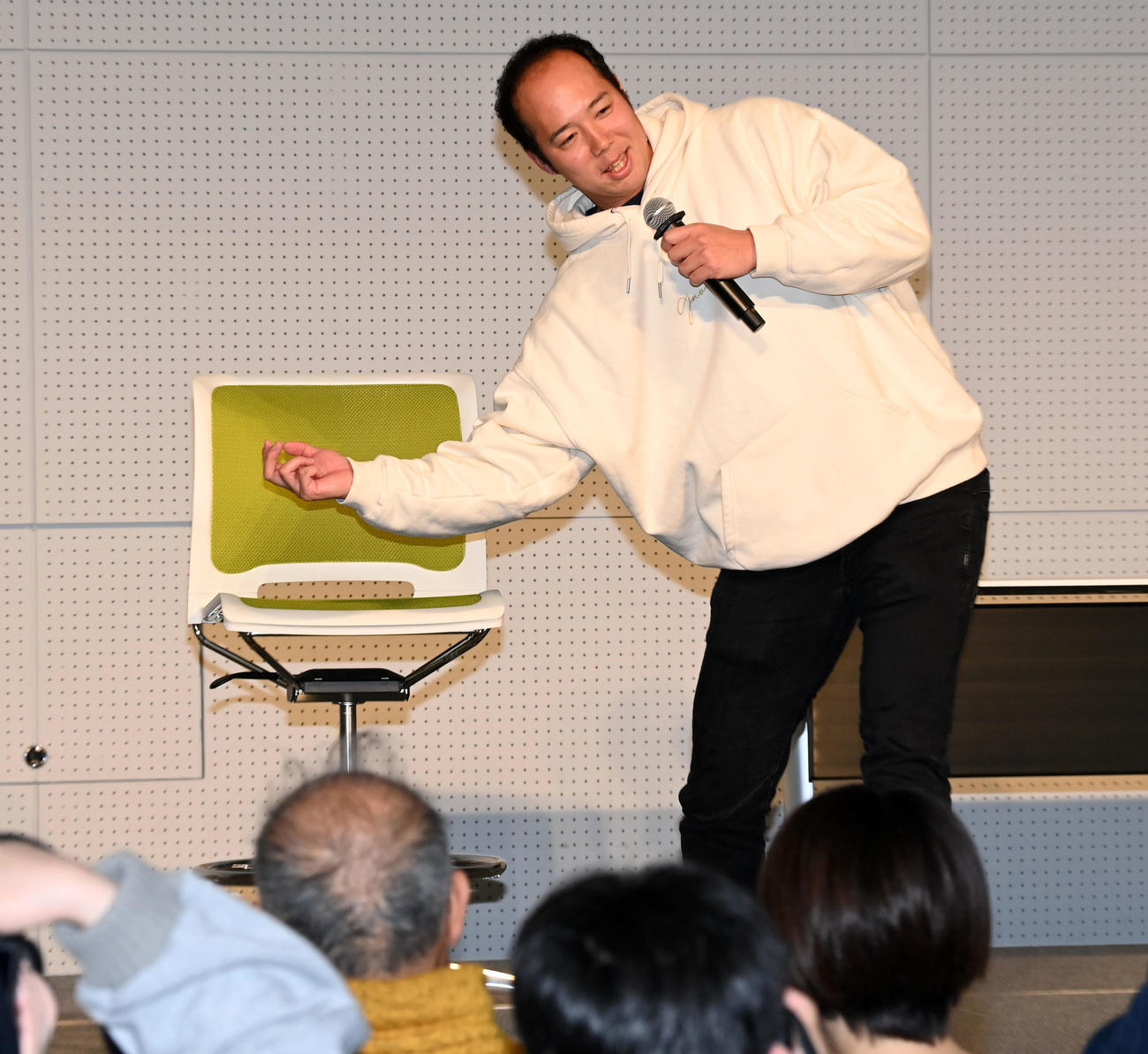 「FanFunTalk」で投球フォームを披露する阪神青柳（撮影・前岡正明）