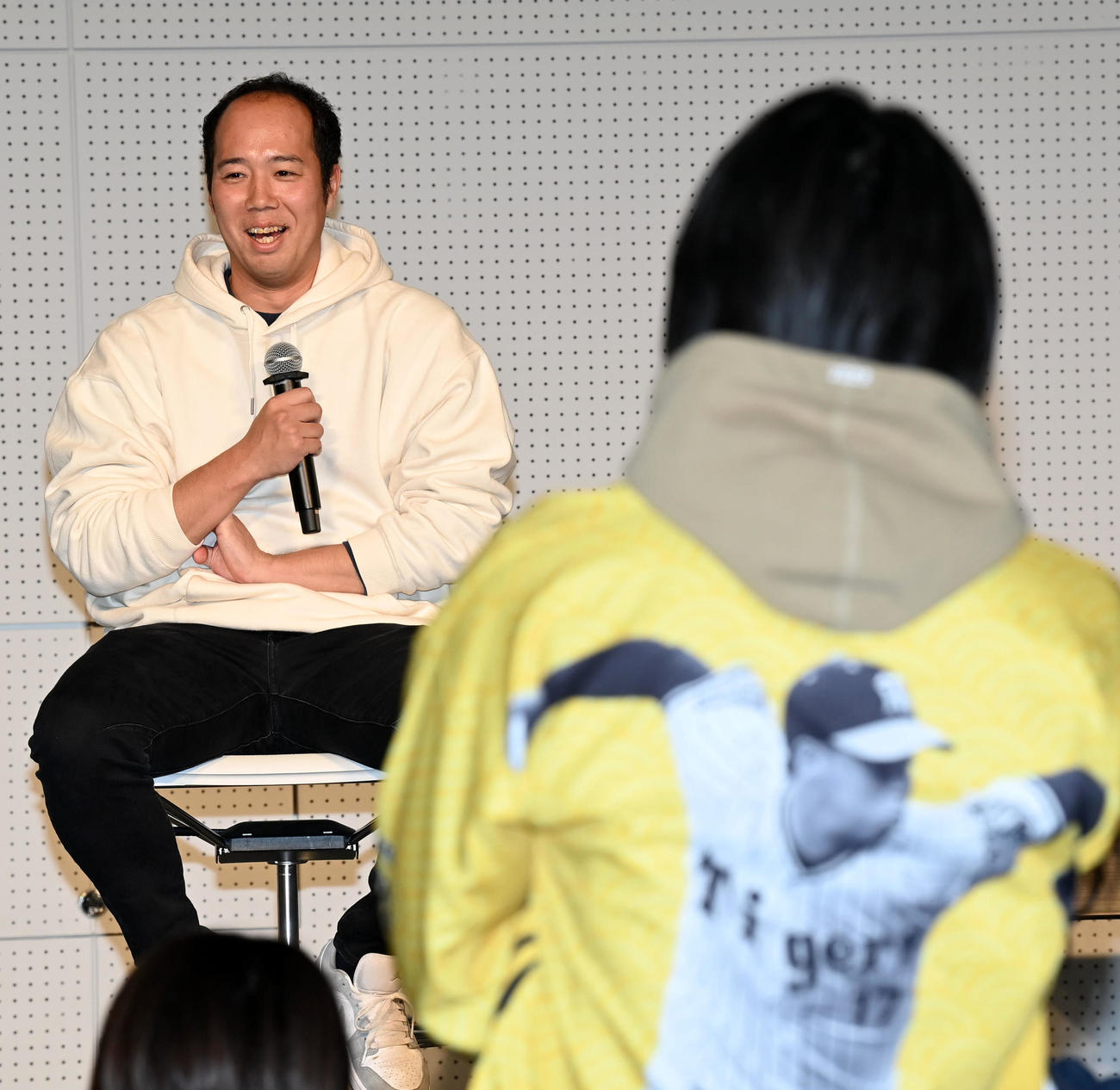 「FanFunTalk」でファンの質問に答える阪神青柳（撮影・前岡正明）