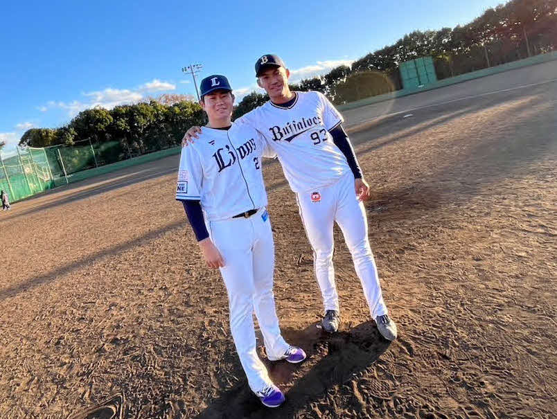 母校横浜隼人OB会主催の野球教室に参加した西武青山（左）とオリックス佐藤（関係者提供）