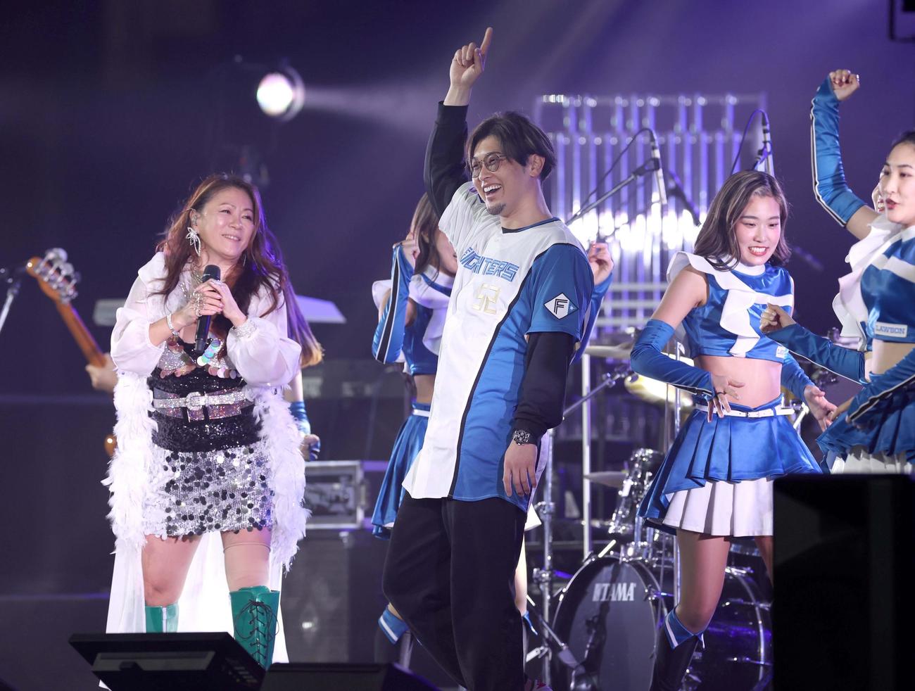 エスコンフィールド北海道で開催された音楽イベントで大黒摩季と共演する日本ハム池田（撮影・黒川智章）