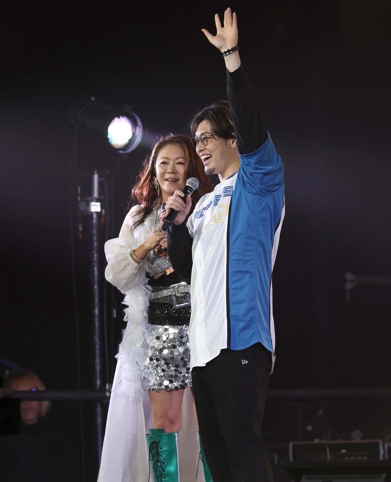 エスコンフィールド北海道で開催された音楽イベントで大黒摩季と共演する日本ハム池田（撮影・黒川智章）