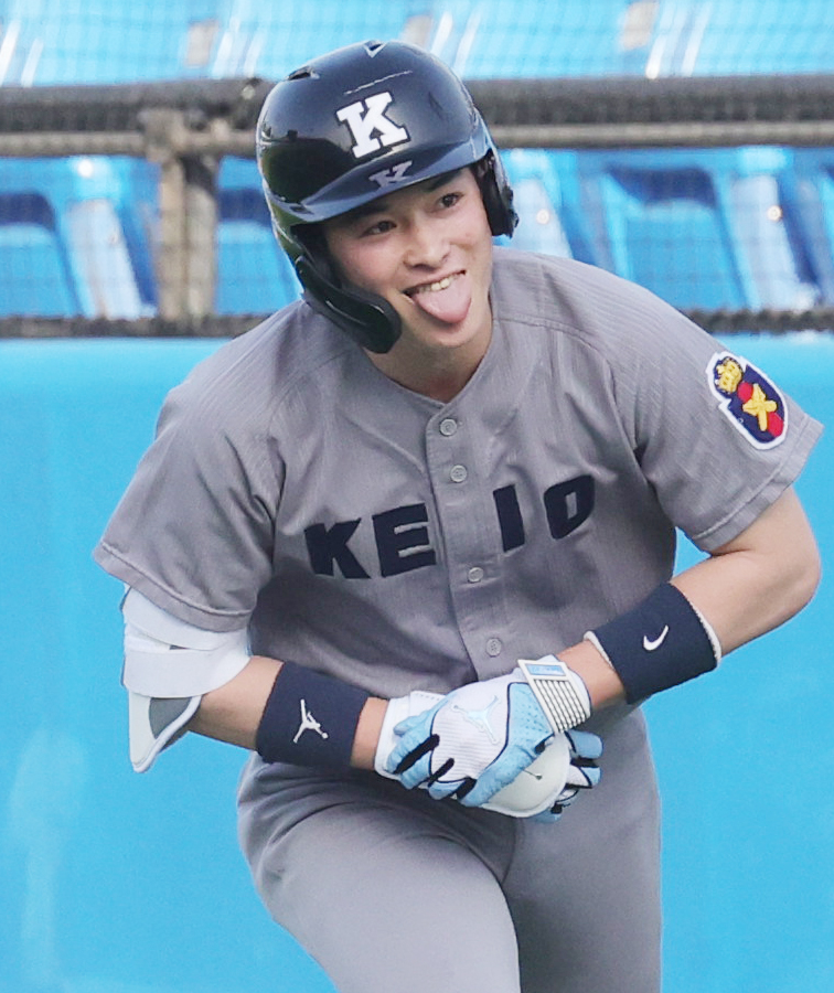 東大対慶大　8回裏慶大2死一塁、初打席で三塁内野安打を放ち笑顔を見せる丸田（撮影・野上伸悟）