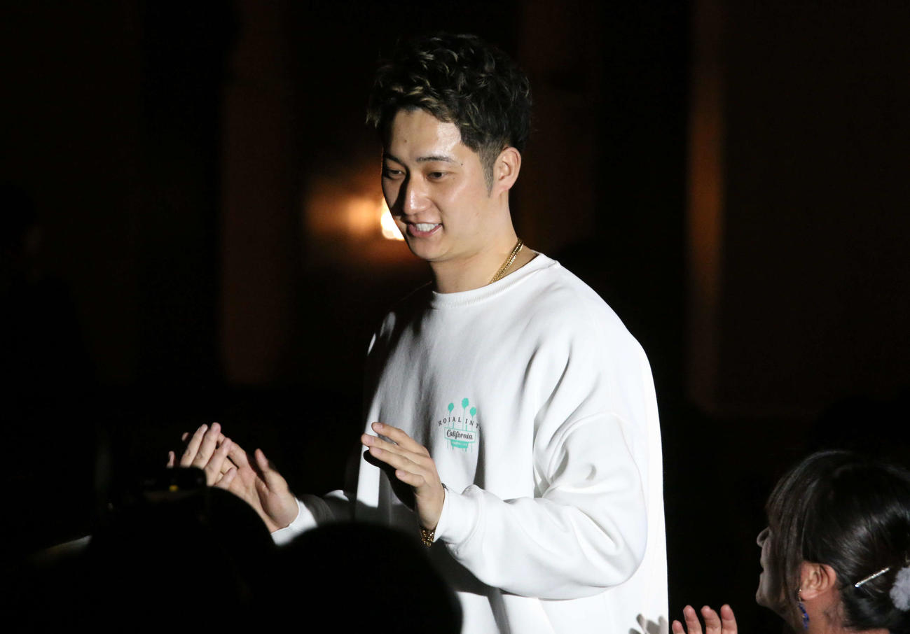 旭川市内で行われたトークショーに参加した日本ハム浅間（撮影・木下大輔）