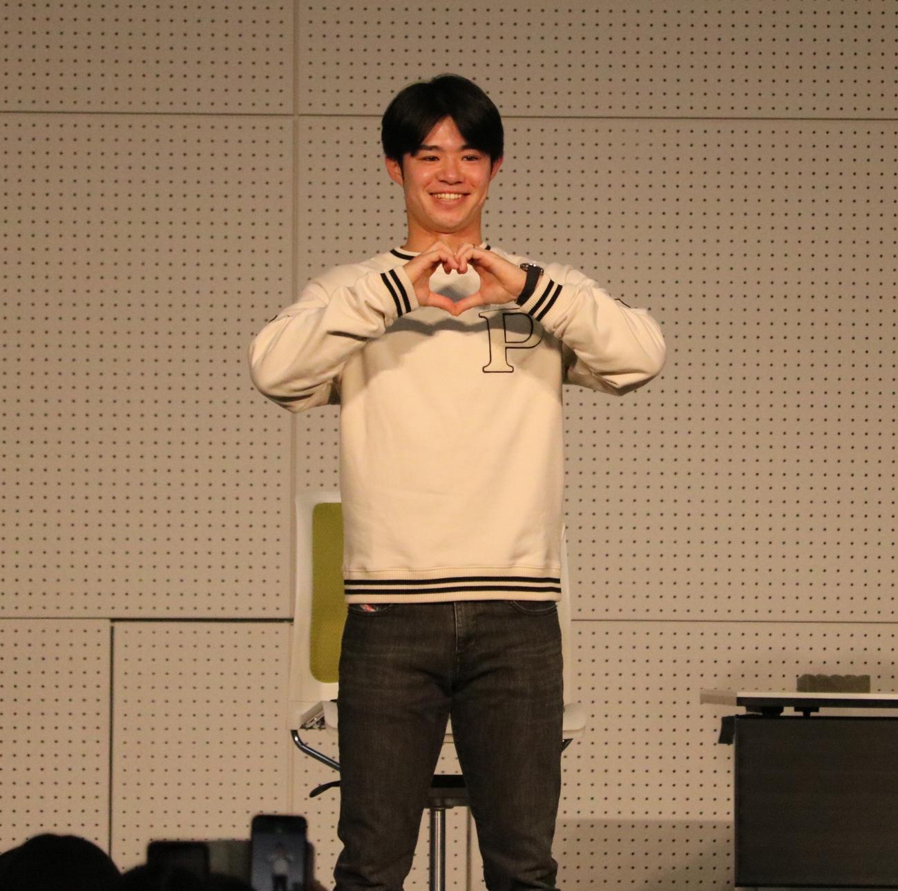 阪神中野がトークショーでファンからのリクエストに応えてハートポーズを作る（撮影・林亮佑）