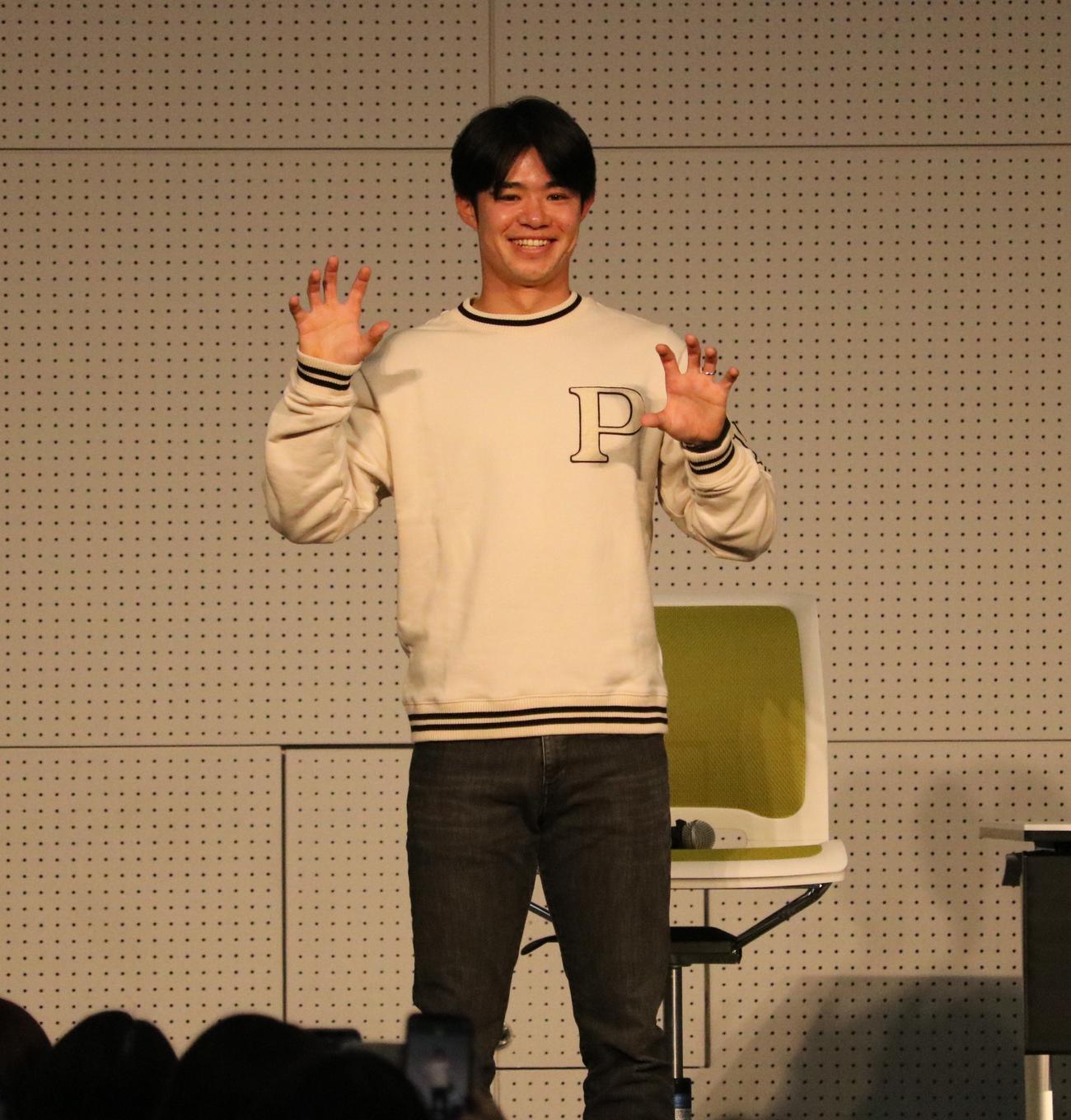 阪神中野がトークショーでファンからのリクエストに応えて虎ポーズを作る（撮影・林亮佑）