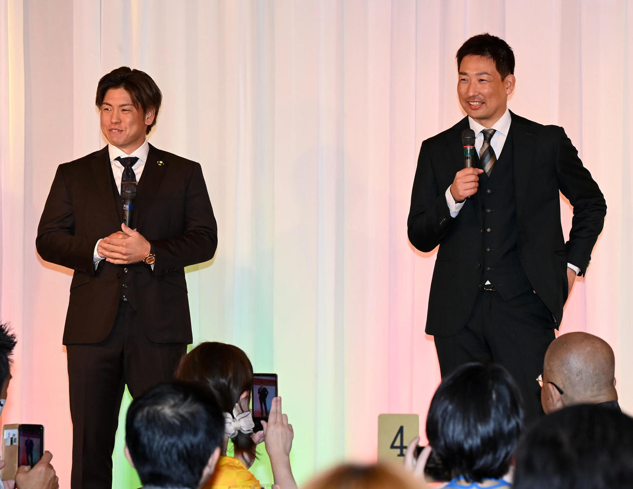ファンクラブイベントのクリスマスパーティーに出演した梅野（左）と岩崎（撮影・前岡正明）