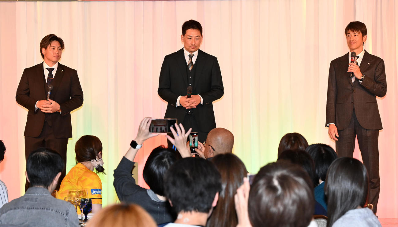 ファンクラブイベントのクリスマスパーティーに出演した梅野（左）と岩崎（中央）。右は特別ゲストの能見篤史氏（撮影・前岡正明）