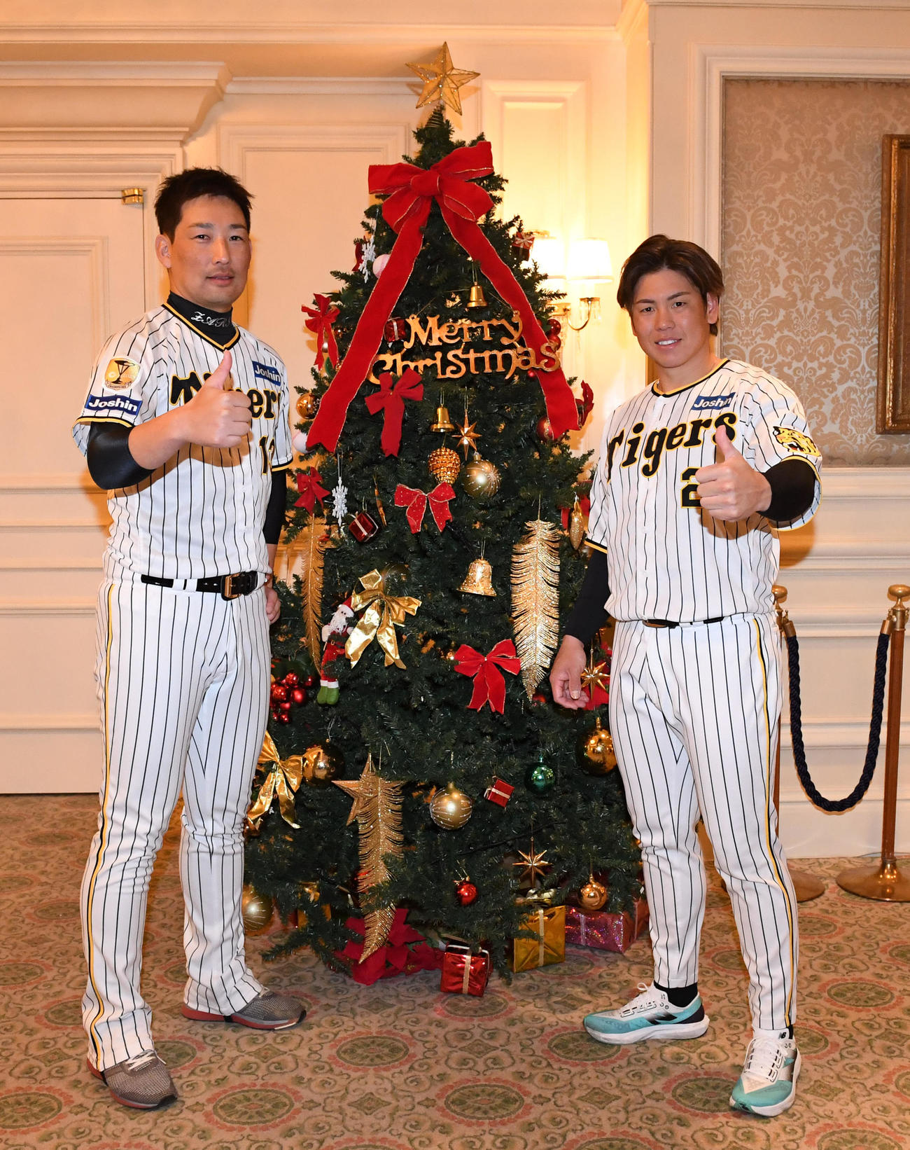 ファンクラブイベントのクリスマスパーティーに出演した岩崎（左）と梅野はツリーの前で写真に納まる（撮影・前岡正明）
