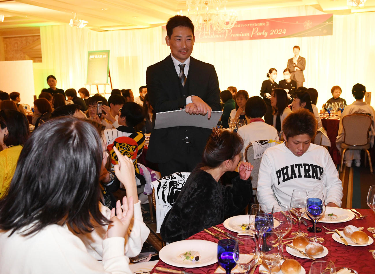 ファンクラブイベントのクリスマスパーティーでファンとクイズの答えを考える岩崎（撮影・前岡正明）