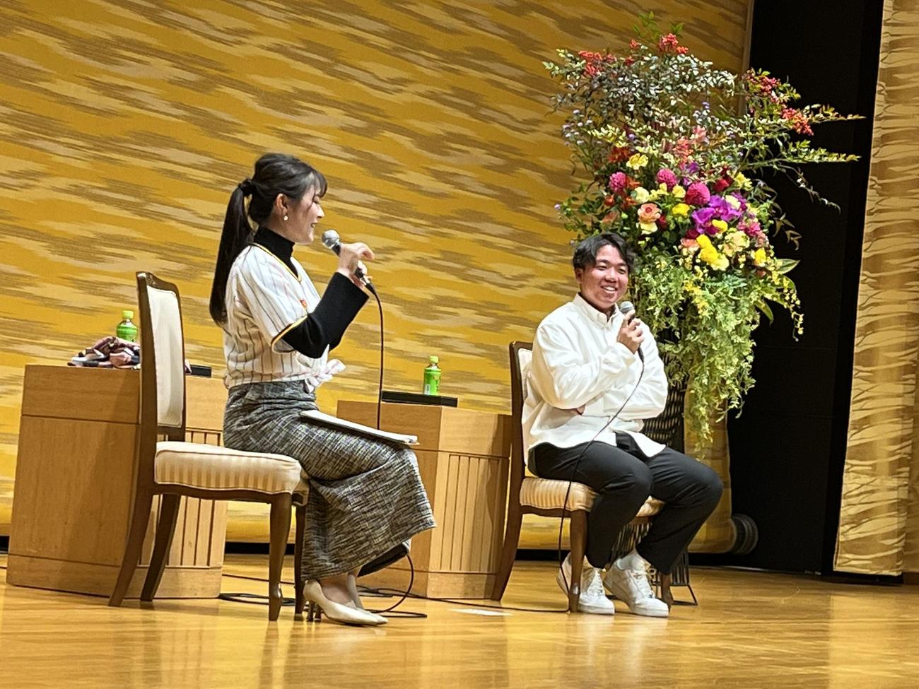 トークショーで笑顔を見せる阪神村上（右）