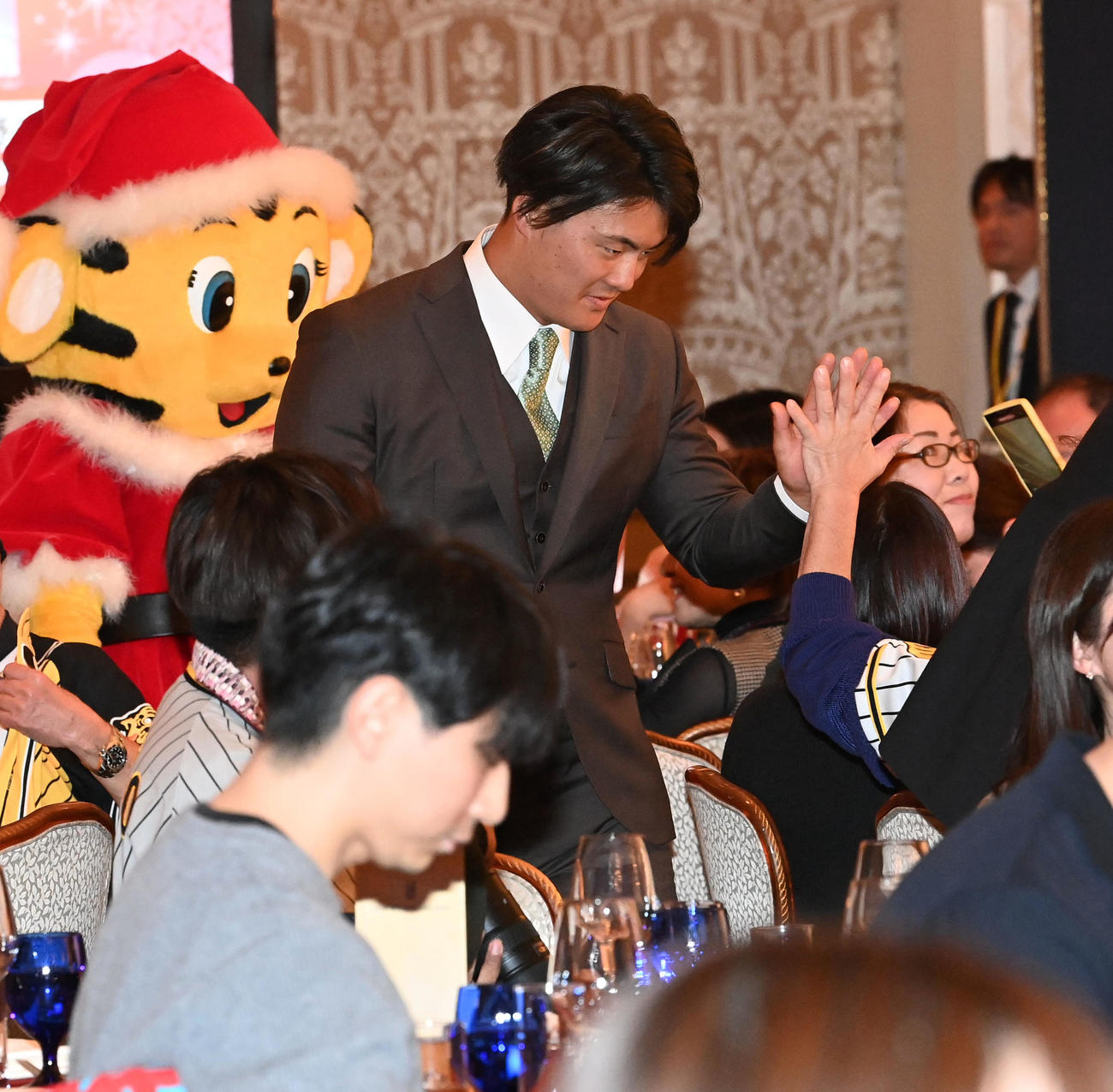 ファンクラブイベントのクリスマスパーティーに出演、ファンとタッチする前川（撮影・前岡正明）