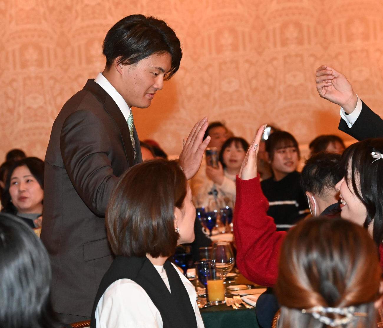 ファンクラブイベントのクリスマスパーティーに出演、ファンとタッチする前川（撮影・前岡正明）
