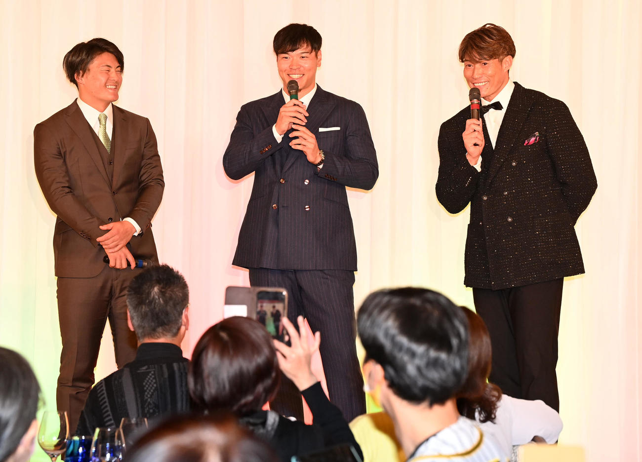 ファンクラブイベントのクリスマスパーティーに出演した前川（左）と佐藤輝（中央）。右はペシャルゲストの糸井嘉男氏（撮影・前岡正明）