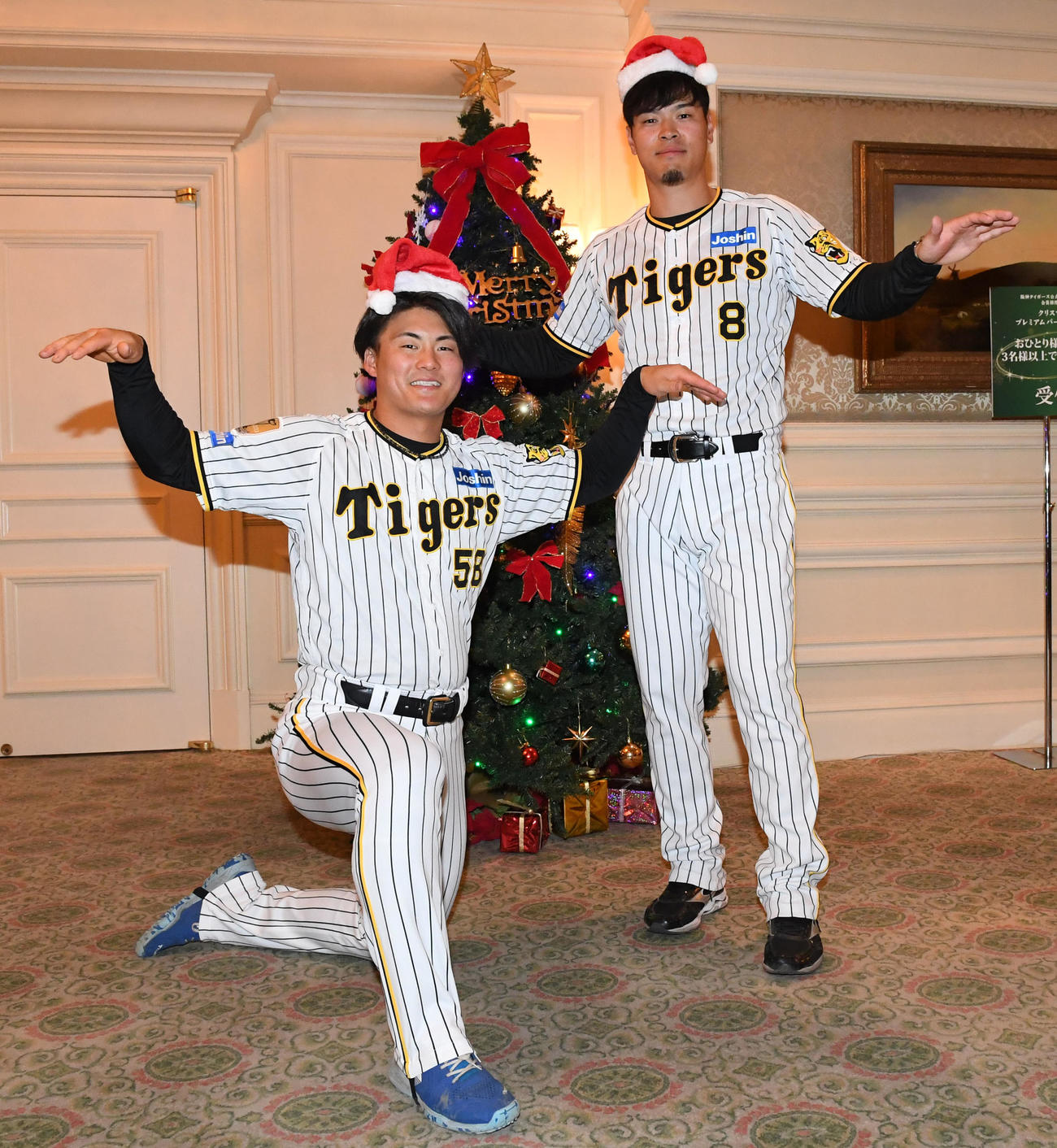 ファンクラブイベントのクリスマスパーティーに出演した前川（左）と佐藤輝はツリーの前でカモメポーズ（撮影・前岡正明）