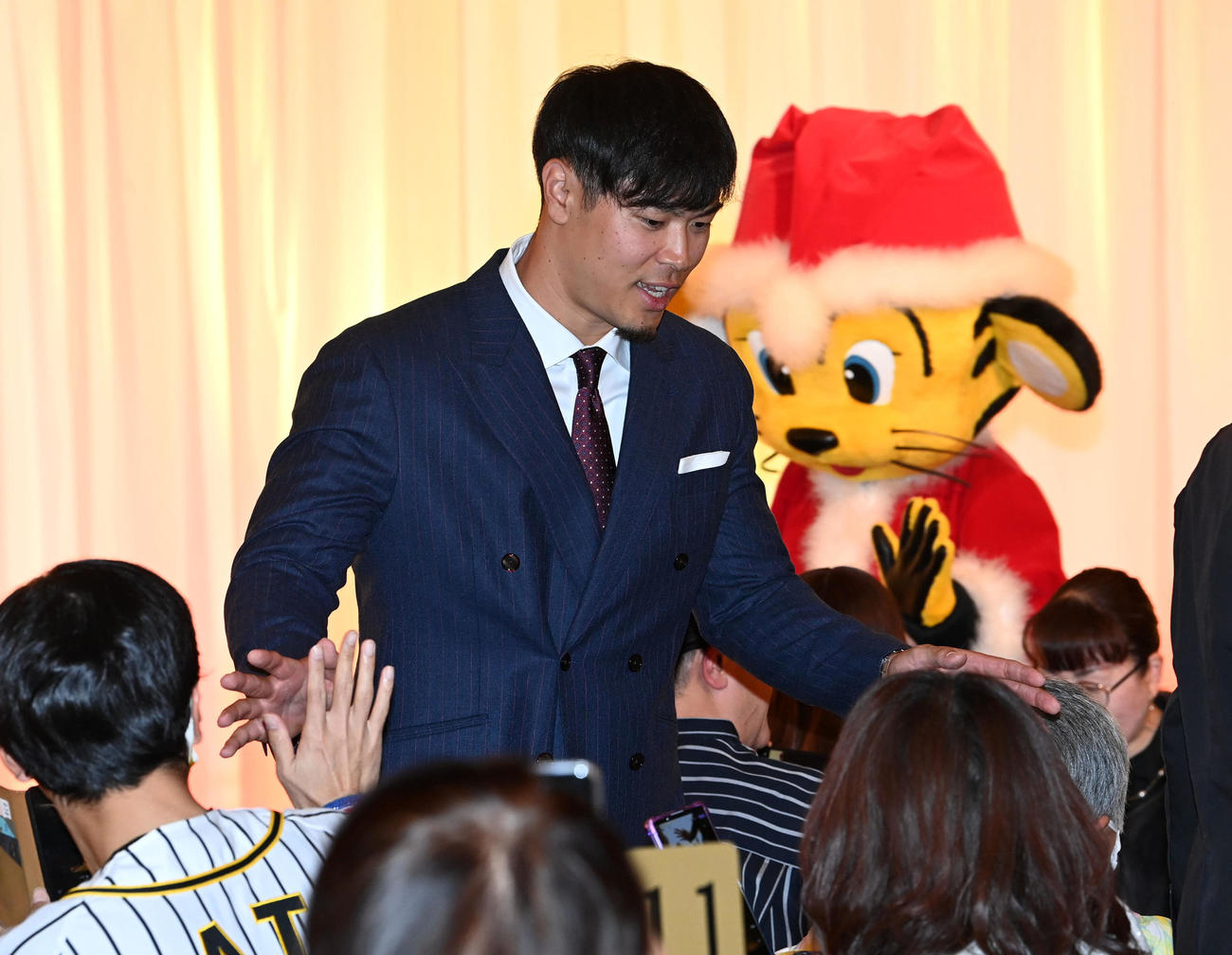ファンクラブイベントのクリスマスパーティーに出演、ファンとタッチする佐藤輝（撮影・前岡正明）