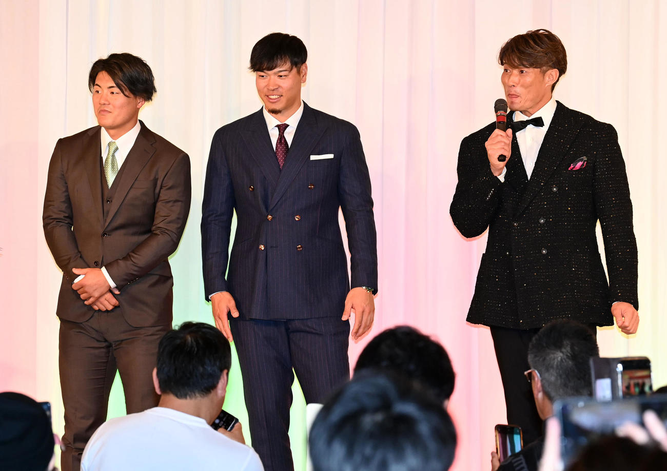 ファンクラブイベントのクリスマスパーティーに出演した前川（左）と佐藤輝（中央）。右はペシャルゲストの糸井嘉男氏（撮影・前岡正明）