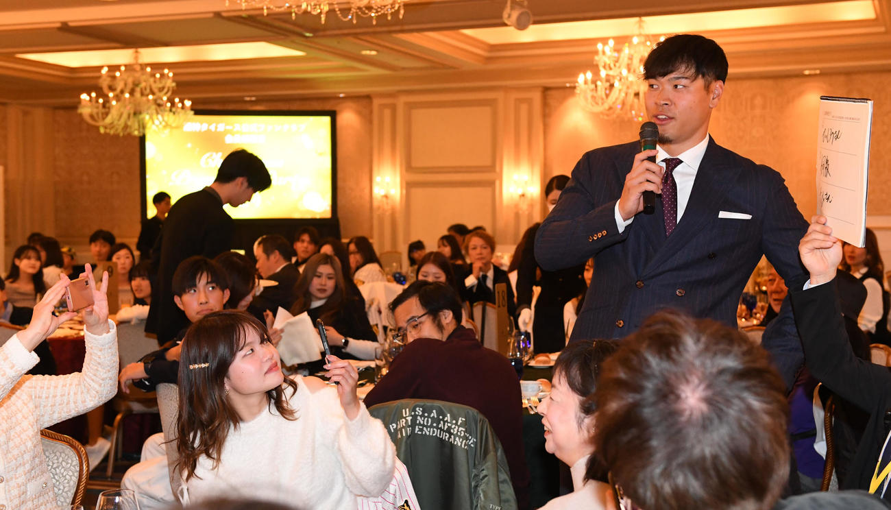 ファンクラブイベントのクリスマスパーティーにした佐藤輝はファンとクイズの答えを考え（撮影・前岡正明）