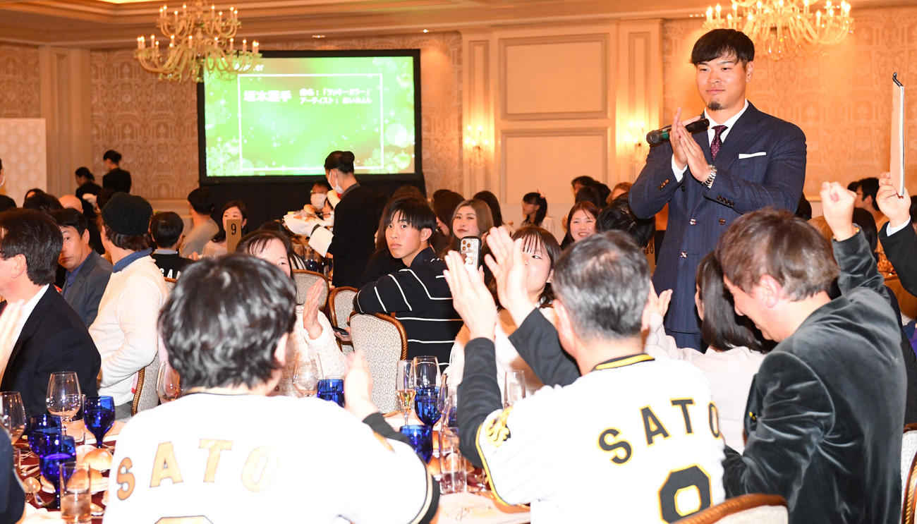 ファンクラブイベントのクリスマスパーティーに出演した佐藤輝はファンとクイズの答えを考える（撮影・前岡正明）