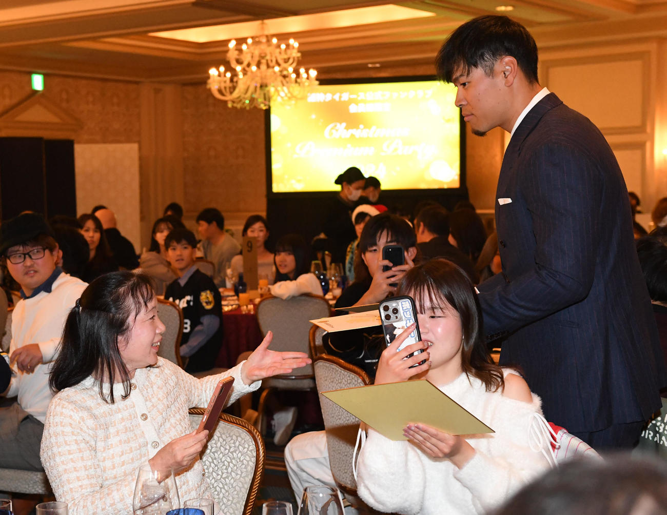 ファンクラブイベントのクリスマスパーティーにした佐藤輝はファンにサイン色紙をプレゼント（撮影・前岡正明）