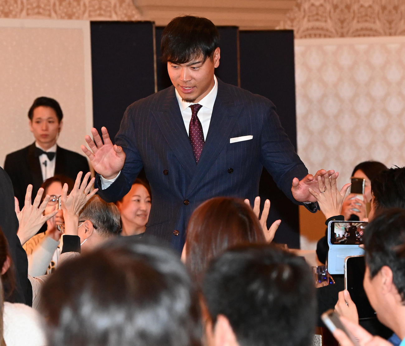 ファンクラブイベントのクリスマスパーティーに出演、ファンとタッチする佐藤輝（撮影・前岡正明）