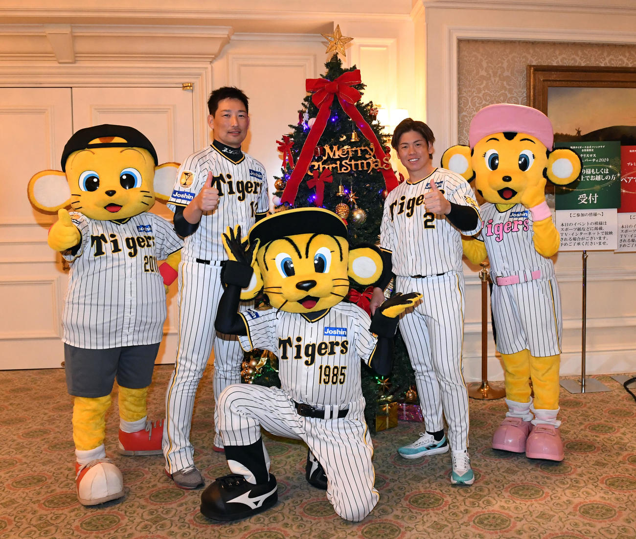 ファンクラブイベントのクリスマスパーティーに出演した岩崎（左）と梅野はツリーの前で写真に納まる（撮影・前岡正明）