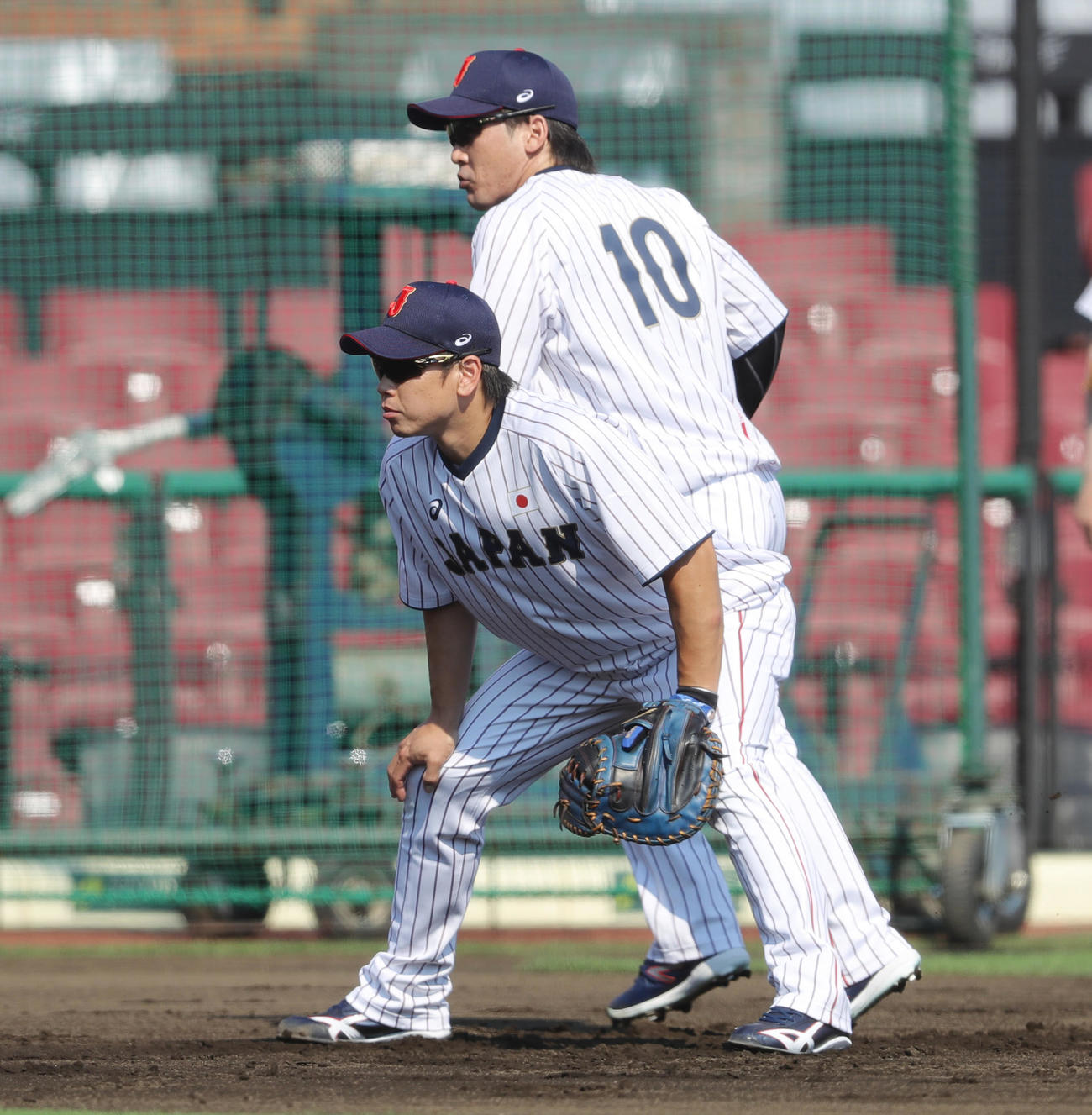 侍ジャパン五輪前合宿　甲斐拓也（後方）とノックを受ける梅野隆太郎（2021年7月19日撮影）