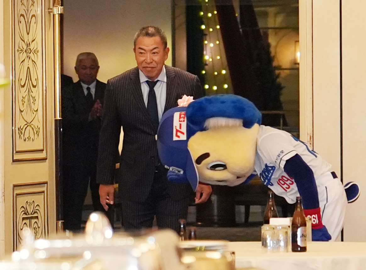 ドアラを伴い入場する井上監督（撮影・森本幸一）