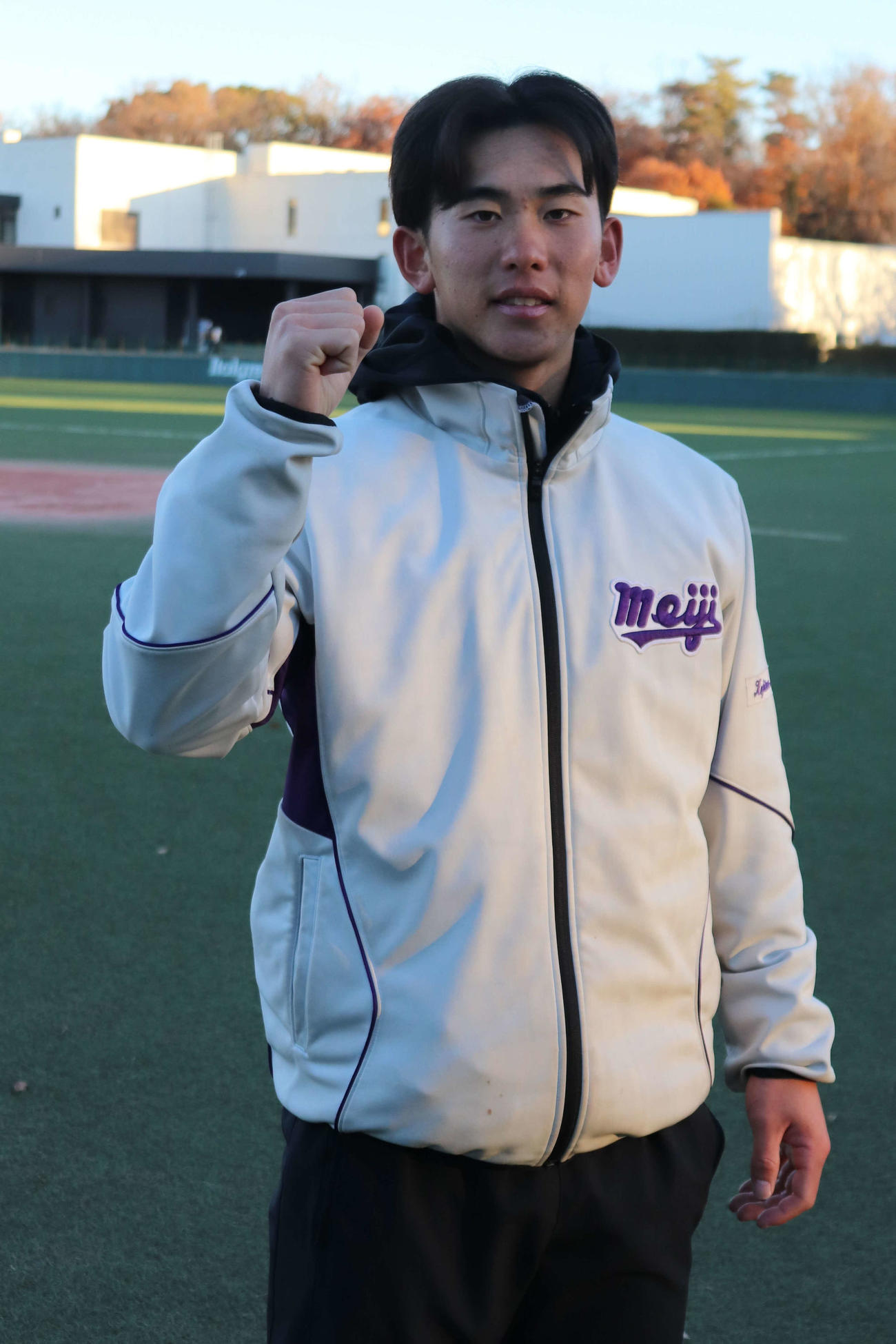 来年こそは優勝を、とガッツポーズを見せる小島（撮影・保坂淑子）