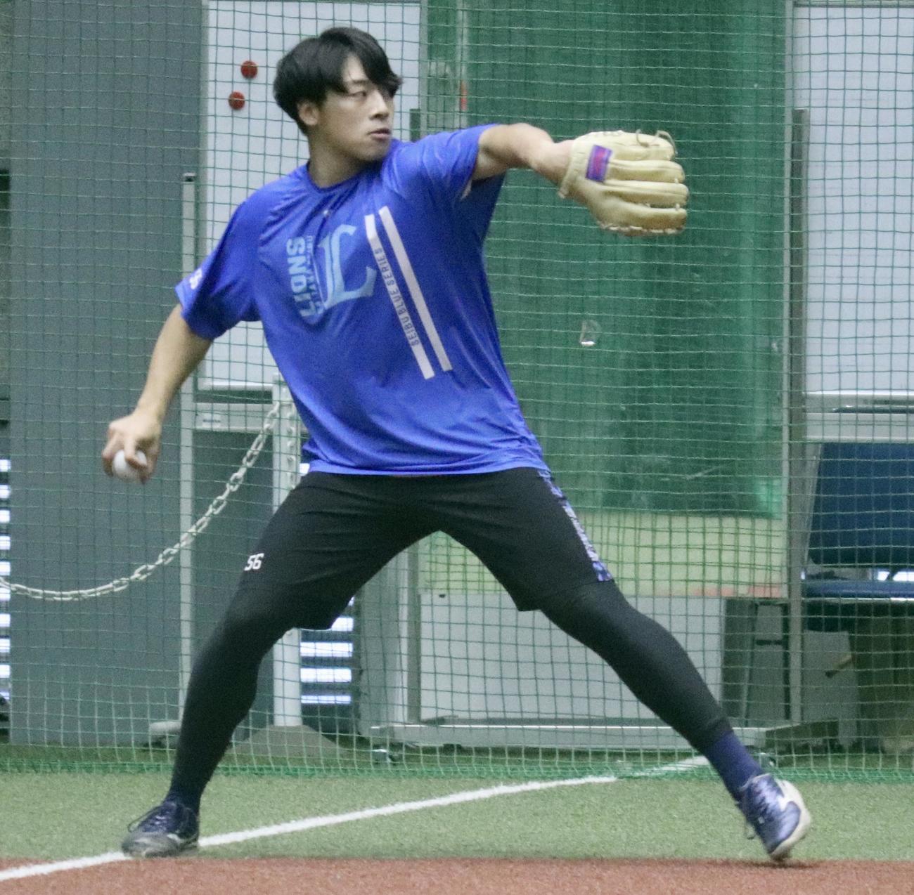 埼玉・所沢の球団施設で自主トレを行った西武宮沢（撮影・黒須亮）