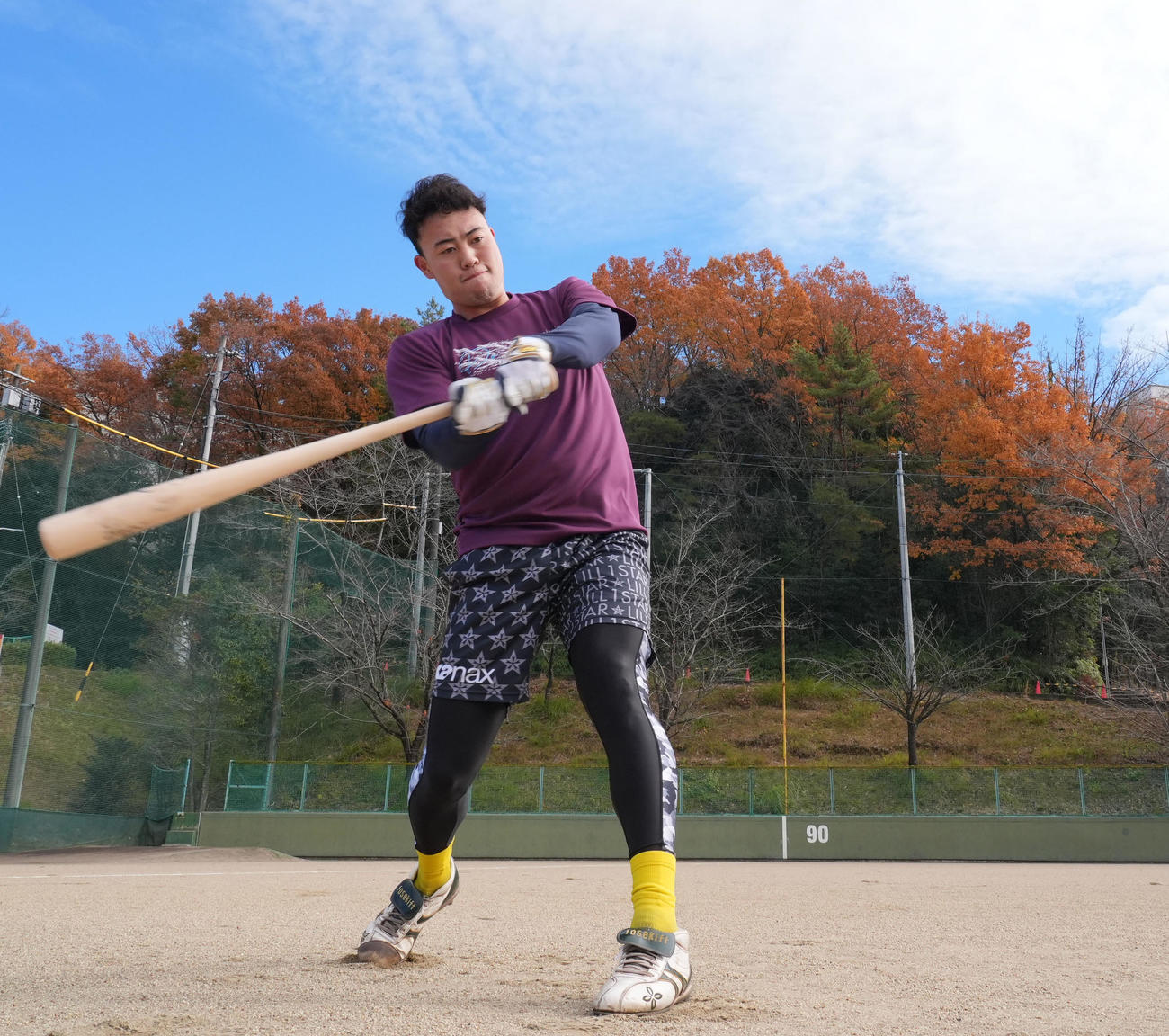 自主トレを公開し素振りをする佐野（撮影・森本幸一）