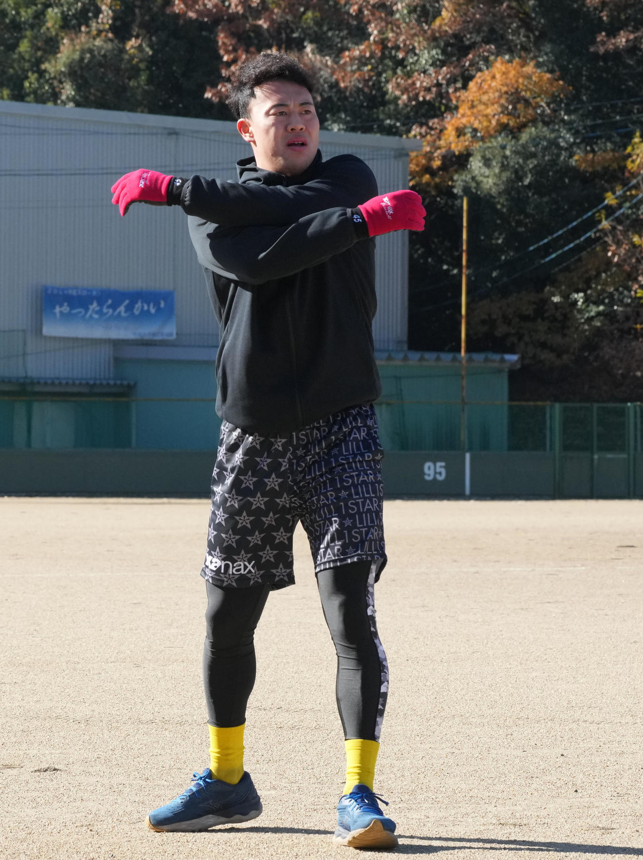 自主トレを公開し練習前に体をほぐす佐野（撮影・森本幸一）
