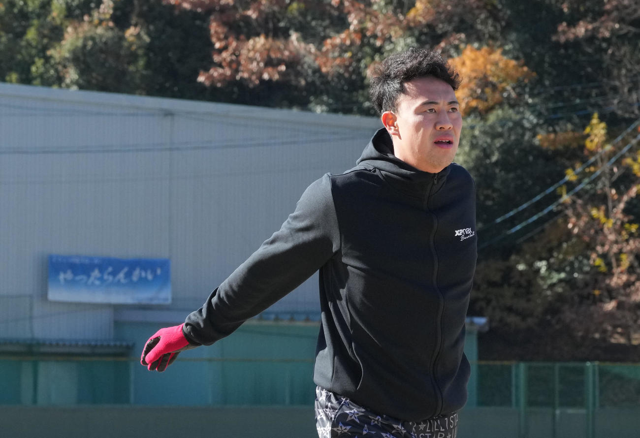 自主トレを公開し練習前に体をほぐす佐野（撮影・森本幸一）