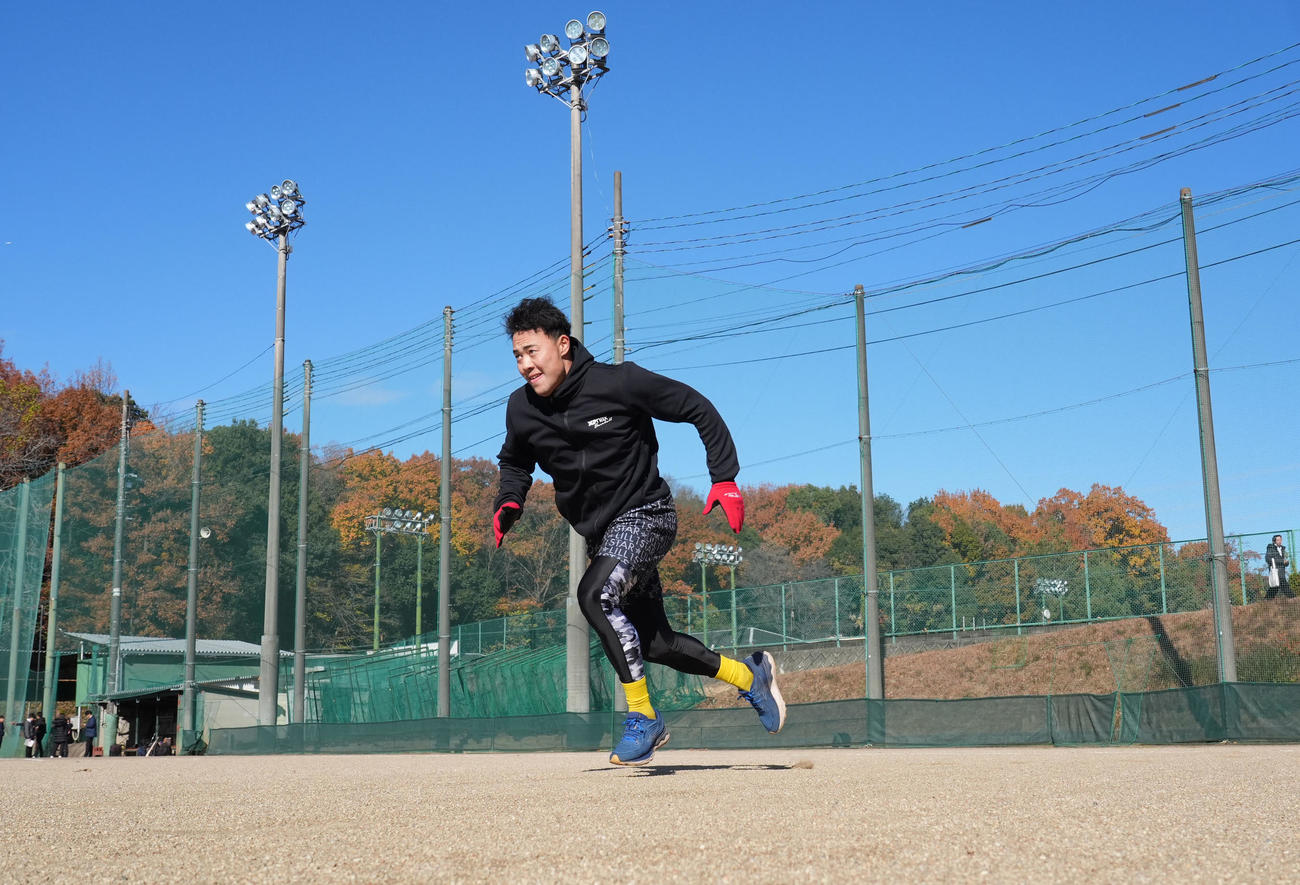 自主トレを公開しダッシュをする佐野（撮影・森本幸一）