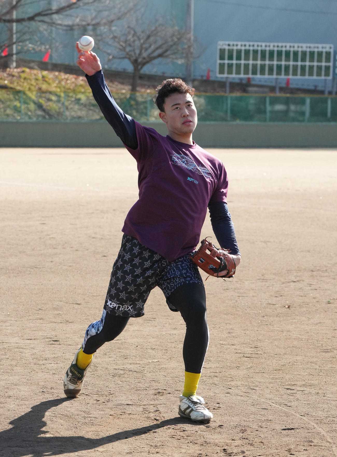 自主トレを公開しキャッチボールをする佐野（撮影・森本幸一）