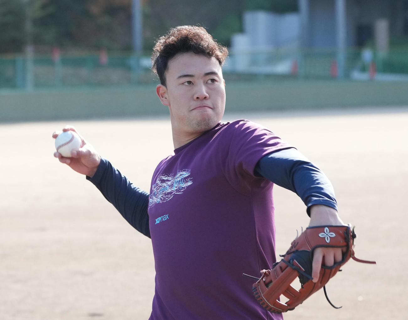 自主トレを公開しキャッチボールをする佐野（撮影・森本幸一）
