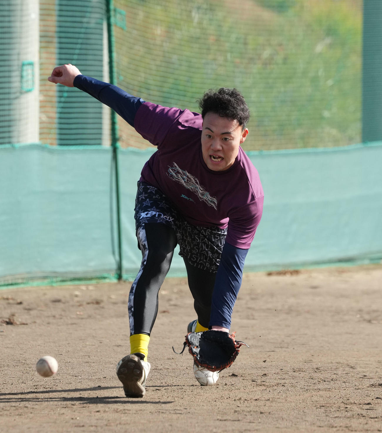 自主トレを公開しノックを受ける佐野（撮影・森本幸一）