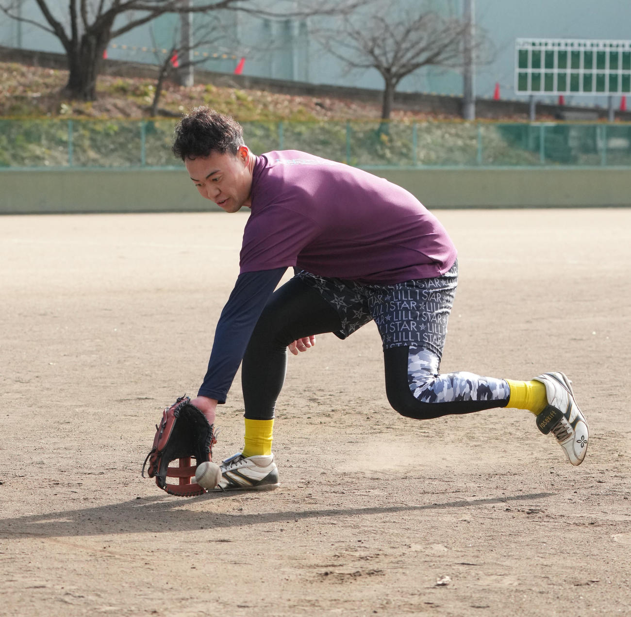 自主トレを公開しノックを受ける佐野（撮影・森本幸一）
