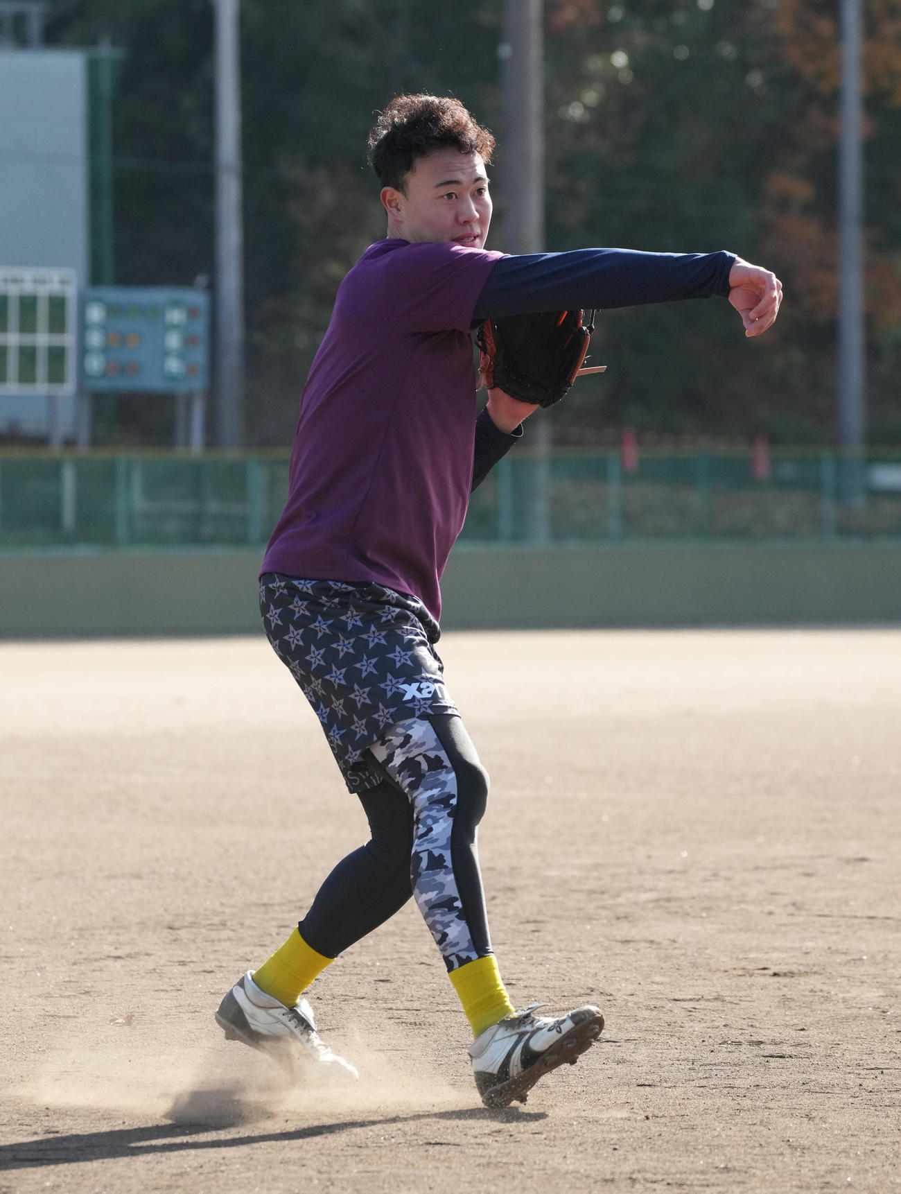 自主トレを公開しノックを受ける佐野（撮影・森本幸一）