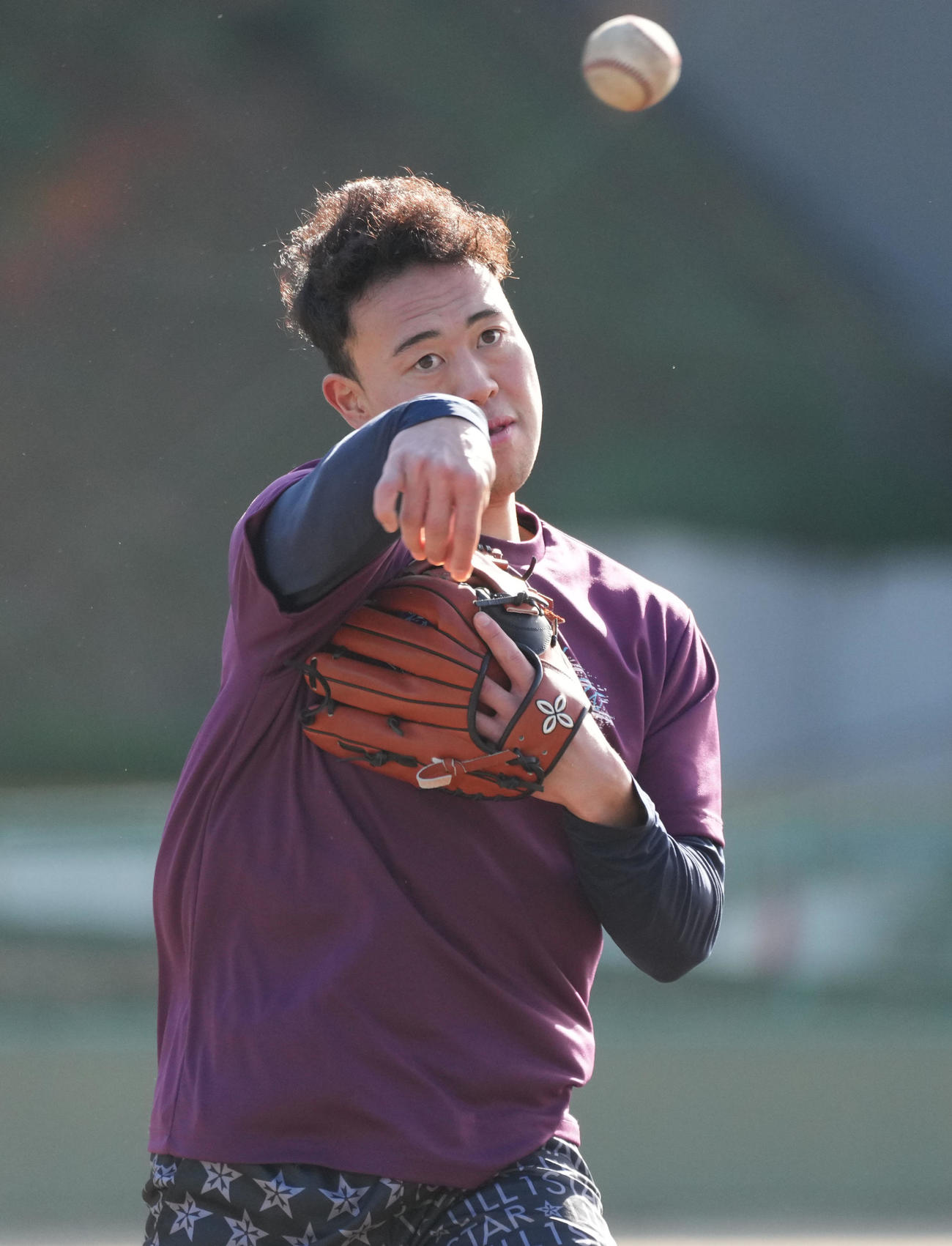 自主トレを公開しノックを受ける佐野（撮影・森本幸一）