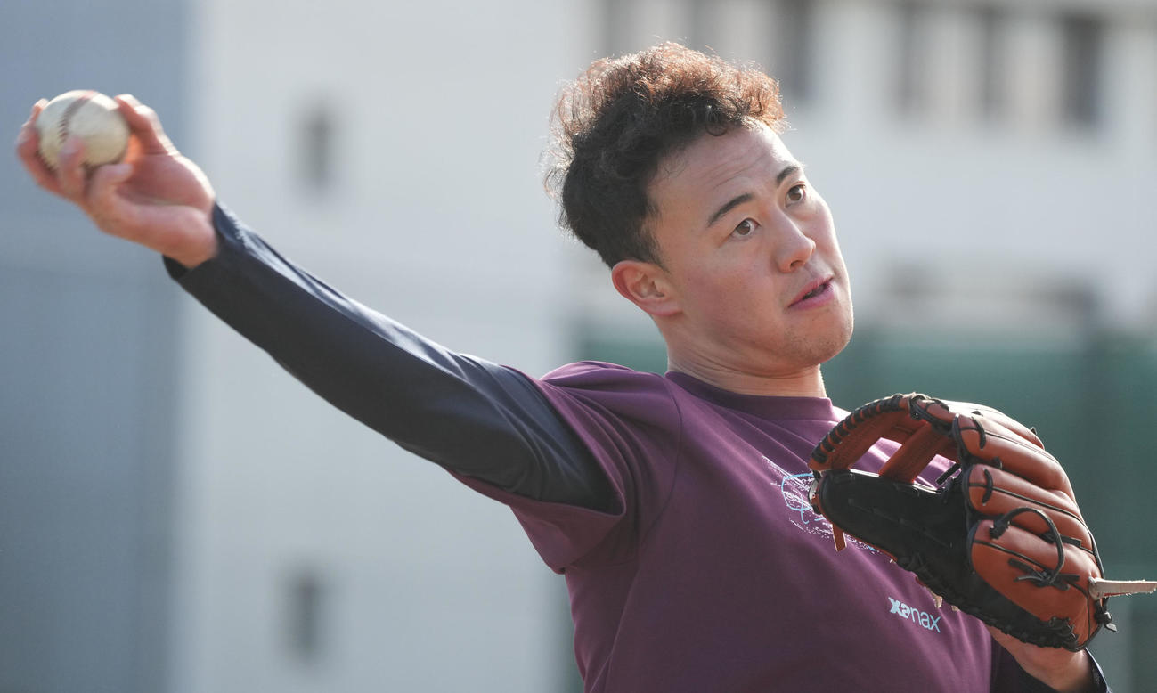 自主トレを公開しノックを受ける佐野（撮影・森本幸一）