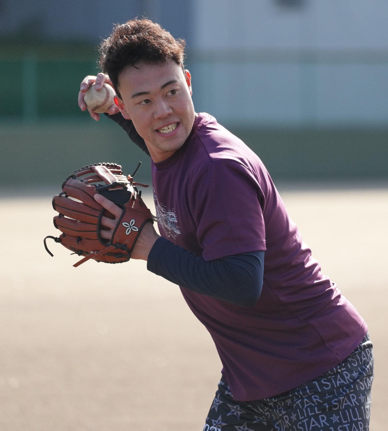 自主トレを公開しノックを受ける佐野（撮影・森本幸一）