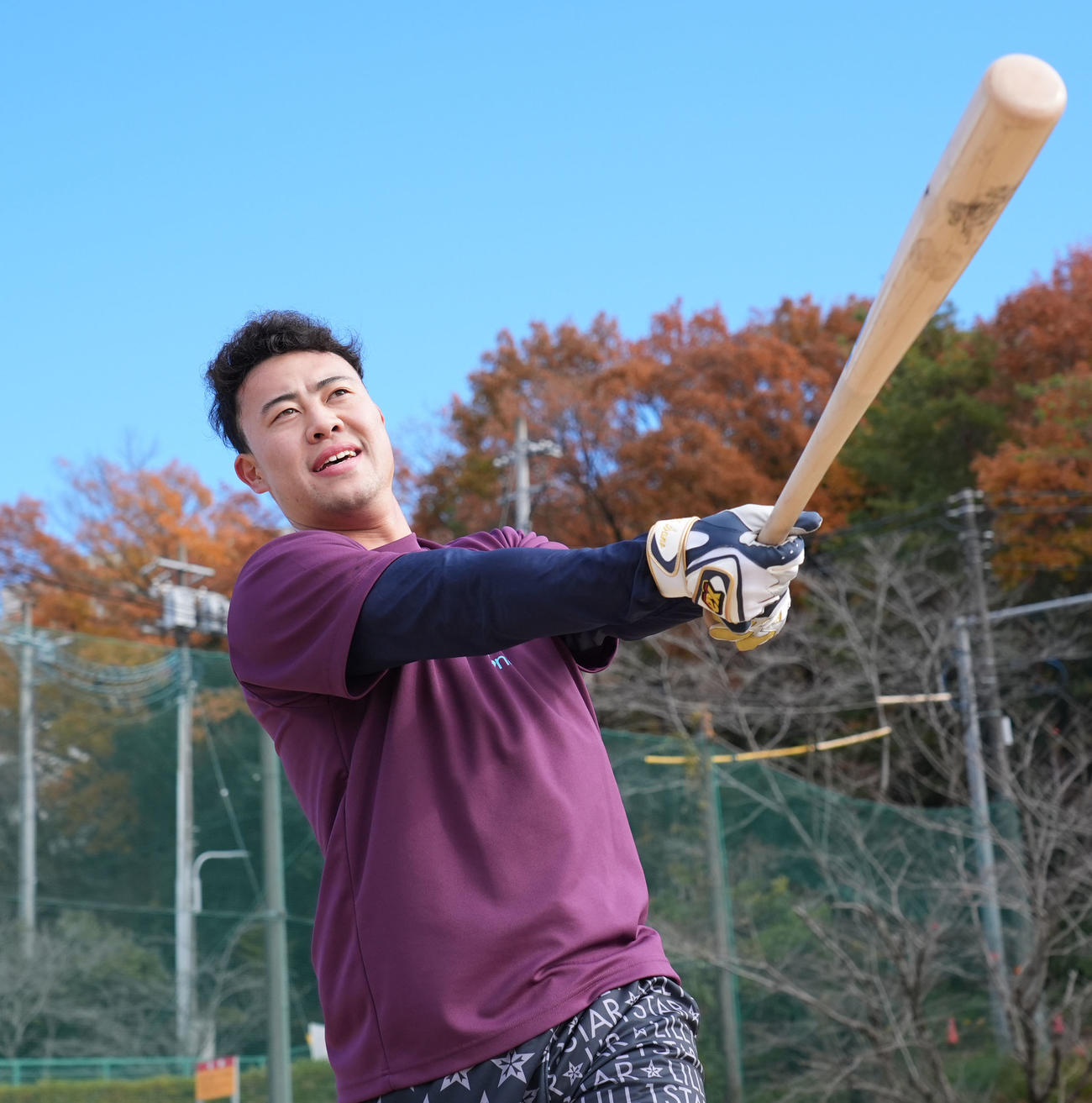 自主トレを公開し素振りをする佐野（撮影・森本幸一）