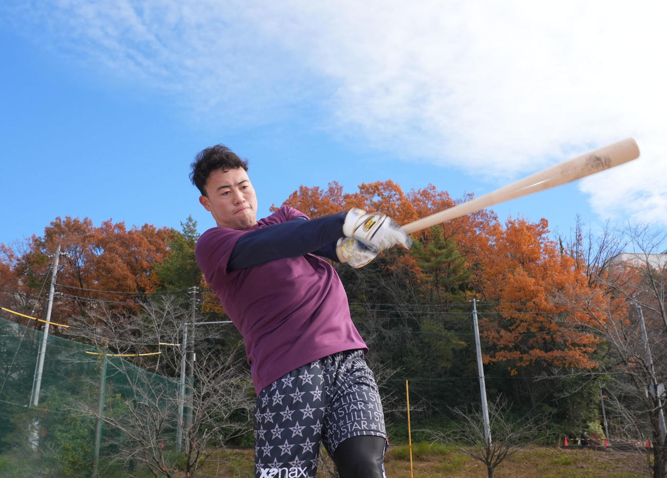 自主トレを公開し素振りをする佐野（撮影・森本幸一）