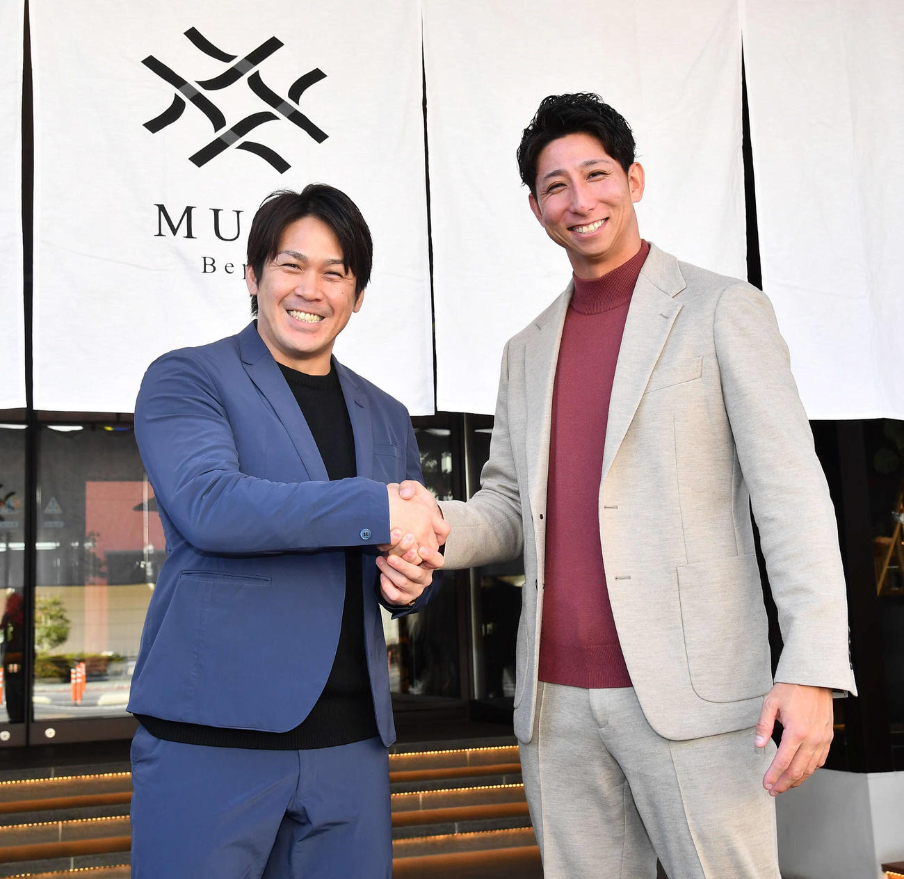 別府市内で福田秀平氏（右）とトークショーを行った巨人甲斐（撮影・岩下翔太）